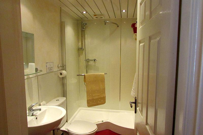 Twin Room with Private Bathroom